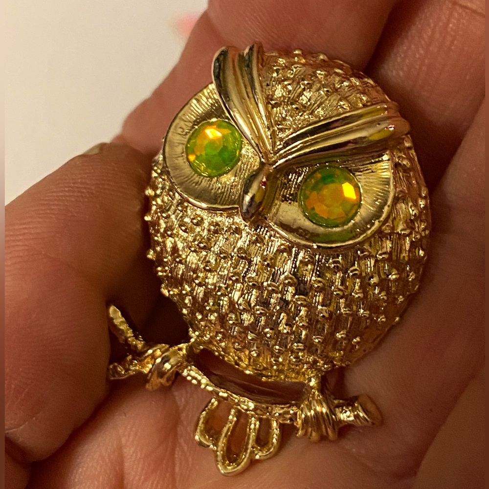 Adorable VTG Sarah Coventry chubby figural owl brooch, green ABS eyes, gold tone